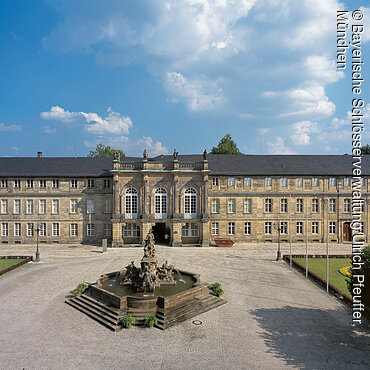 Bayreuth, Neues Schloss, Fassade mit Vorplatz und Markgrafenbrunnen
