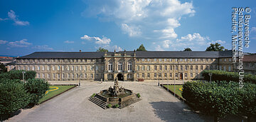 Bayreuth, Neues Schloss, Fassade mit Vorplatz und Markgrafenbrunnen
