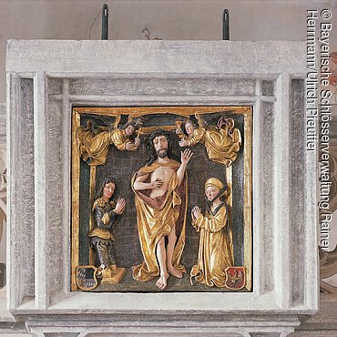 Stifterrelief aus Lindenholz, Christus als Schmerzensmann mit Herzog Georg dem Reichen und Hedwig von Polen, um 1489. Burg zu Burghausen, Kapelle St. Hedwig (Äußere Burgkapelle), Westempore