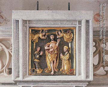 Stifterrelief aus Lindenholz, Christus als Schmerzensmann mit Herzog Georg dem Reichen und Hedwig von Polen, um 1489. Burg zu Burghausen, Kapelle St. Hedwig (Äußere Burgkapelle), Westempore