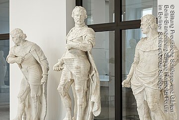 Statuen der Kurfürsten Albrecht Achilles, Friedrich II. und Friedrich I. von Bartholomeus Eggers in der Treppenhalle des Humboldt Forums Humboldt Forum, Dauerausstellung Spuren zur Geschichte des Ortes, Kurfürsten- und Kaiserstatuen aus dem Berliner Schloss, (v.l.) Albrecht Achilles, Inv.-Nr. Skulpt. slg. 80; Friedrich II., Inv.-Nr. Skulpt. slg. 79; Friedrich I., Inv.-Nr. Skulpt. slg. 78, Spur 28, 3. Geschoss, Treppenhalle, Raum O3.084.Q2