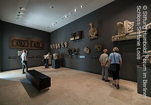 Geladene Gäste und Besucher im Humboldt Forum im Berliner Schloss am 17. Juli 2021.SkulpturensaalFoto: Stefanie Loos | Stiftung Humboldt Forum im Berliner Schloss