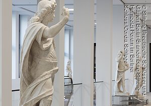 Humboldt Forum, Dauerausstellung Spuren zur Geschichte des Ortes, Kurfürsten- und Kaiserstatuen aus dem Berliner Schloss, (v.l.) Friedrich III., Inv.-Nr. Skulpt. slg. 87; Joachim II., Inv.-Nr. Skulpt. slg. 83; Joachim I. , Inv.-Nr. Skulpt. slg. 82; Johann Cicero, Inv.-Nr. Skulpt. slg. 81, Spur 28, 3. Geschoss, Treppenhalle, Raum O3.084.Q2