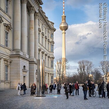 Menschen vor dem Humboldt-Forum mit Fernseh-Turm