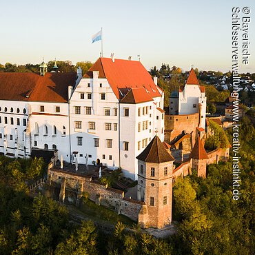 Landshut, Burg Trausnitz, Luftaufnahme, Blick Richtung Süd-Osten auf die Burganlage, Wasserturm im Bildvordergrund