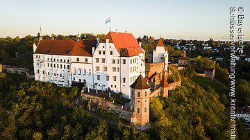 Landshut, Burg Trausnitz, Luftaufnahme, Blick Richtung Süd-Osten auf die Burganlage, Wasserturm im Bildvordergrund