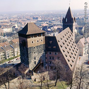 Nürnberg, Kaiserburg, Kaiserstallungen mit Fünfeckturm und Luginsland, Luftaufnahme
