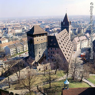 Nürnberg, Kaiserburg, Kaiserstallungen mit Fünfeckturm und Luginsland, Luftaufnahme