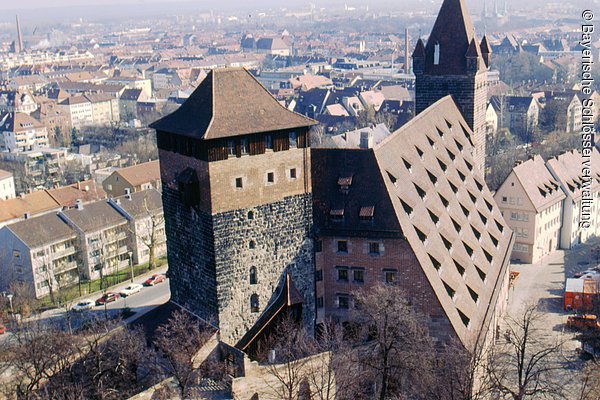 Nürnberg, Kaiserburg, Kaiserstallungen mit Fünfeckturm und Luginsland, Luftaufnahme