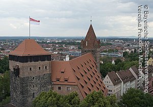 Nürnberg, Kaiserburg, Blick vom Sinwellturm Richtung NO auf Fünfeckturm, Kaiserstallung und Luginsland