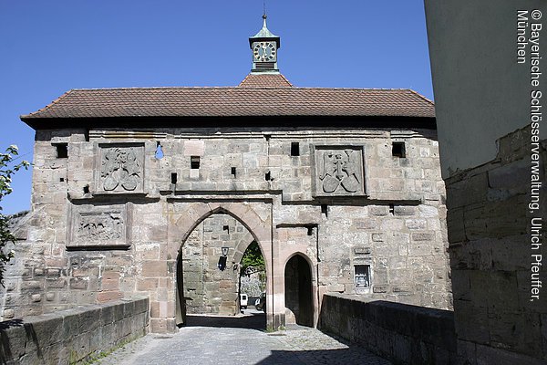 Cadolzburg bei Fürth (Nürnberg), Torbau zur Vorburg, Blick über die Brücke