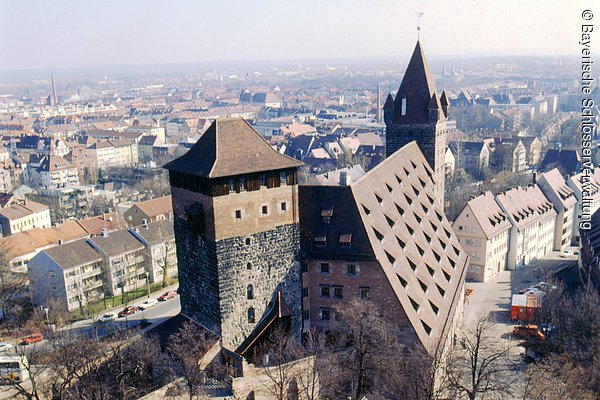 Nürnberg, Kaiserburg, Kaiserstallungen mit Fünfeckturm und Luginsland, Luftaufnahme
