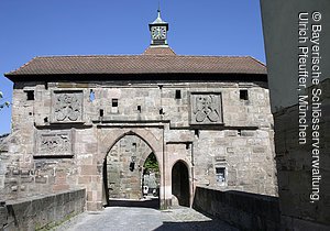 Cadolzburg bei Fürth (Nürnberg), Torbau zur Vorburg, Blick über die Brücke