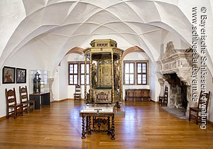 Kulmbach, Plassenburg, Markgrafenzimmer mit vergoldeten Baldachinbett der Markgräfin Maria (um 1630)