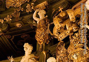 Bayreuth, Markgräfliches Opernhaus, Detail der Fürstenloge mit der Allegorie des Ruhmes mit Trompete, Brandenburger Adler, Guiseppe und Carlo Galli Bibiena (Innenausbau), 1748