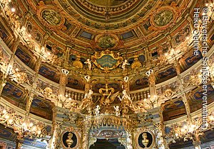 Bayreuth, Markgräfliches Opernhaus, Innenansicht nach der Restaurierung, Zuschauerraum, Blick auf die Fürstenloge, die Ränge und die Decke, nach der Restaurierung