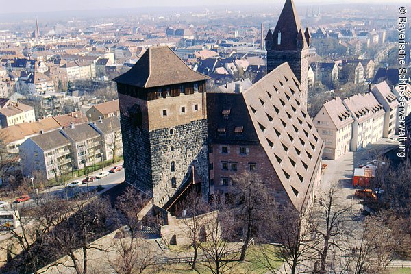 Nürnberg, Kaiserburg, Kaiserstallungen mit Fünfeckturm und Luginsland, Luftaufnahme