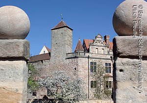 Cadolzburg bei Fürth (Nürnberg), Blick von Süden durch die Maueröffnung auf einen Teil der Burg und Renaissance-Giebel