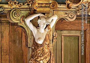 Bayreuth, Markgräfliches Opernhaus, Innenansicht nach der Restaurierung, Karyatide von der Brüstung des dritten Ranges über der Fürstenloge