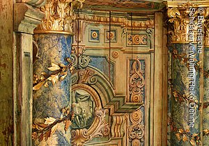 Bayreuth, Markgräfliches Opernhaus, Innenansicht nach der Restaurierung, linke Trompeterloge, Blick auf Säulen und Supraporte mit Grisaille-Medaillon