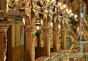 Bayreuth, Markgräfliches Opernhaus, Innenansicht nach der Restaurierung, Blick auf einen Rang im Zuschauerraum vor der linken Trompeterloge mit der unter Ludwig II. installierten elektrischen Beleuchtung