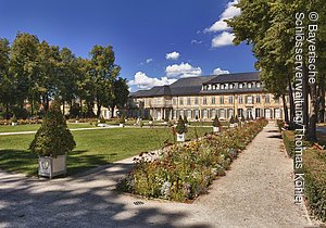 Bayreuth, Neues Schloss, Hofgarten, Parterre mit Blumenrabatten und Blick zur Gartenfassade