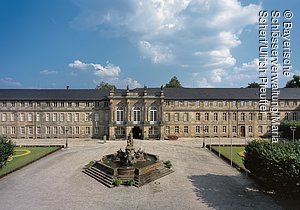 Bayreuth, Neues Schloss, Fassade mit Vorplatz und Markgrafenbrunnen