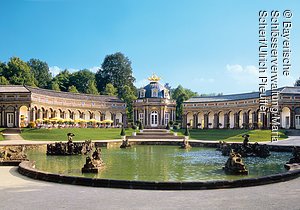 Bayreuth, Eremitage, Neues Schloss, Blick vom großen Bassin auf den Sonnentempel mit den symmetrischen seitlichen Arkadenbauten