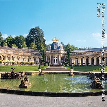 Bayreuth, Eremitage, Neues Schloss, Blick vom großen Bassin auf den Sonnentempel mit den symmetrischen seitlichen Arkadenbauten