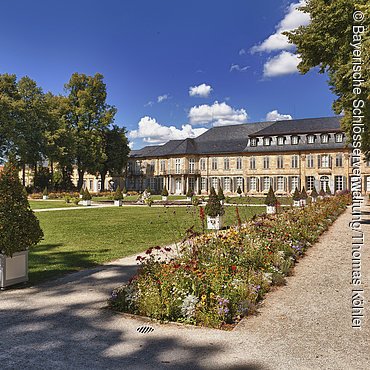 Neues Schloss, Hofgarten (Bayreuth, Fichtelgebirge) Bayreuth, Neues Schloss, Hofgarten, Parterre mit Blumenrabatten und Blick zur Gartenfassade
