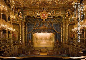 Bayreuth, Markgräfliches Opernhaus, Der Blick des Markgrafenpaares aus der Fürstenloge auf die Bühne, Giuseppe und Carlo Galli Bibiena (Innenausbau), 1748