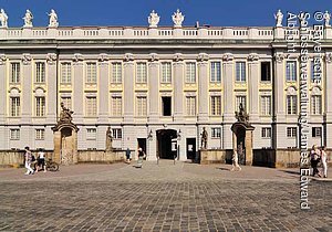 Anbach, Residenz, Hauptfassade, Ansicht von Süd-Osten auf die Mittelfront