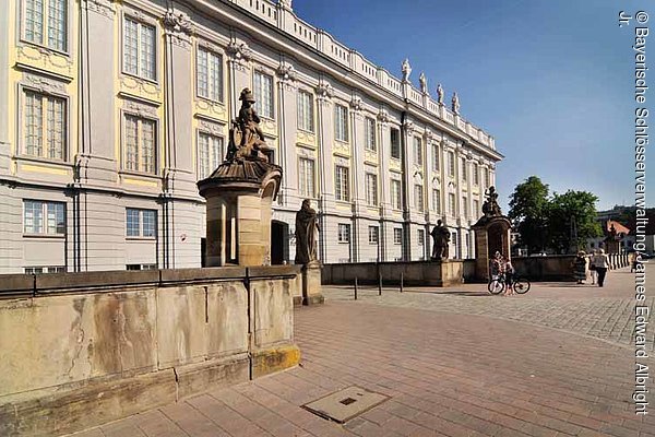 Anbach, Residenz, Hauptfassade, Detail, Schrägansicht von Süden