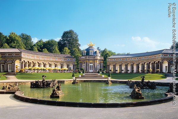 Bayreuth, Eremitage, Neues Schloss, Blick vom großen Bassin auf den Sonnentempel mit den symmetrischen seitlichen Arkadenbauten