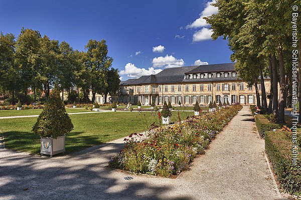 Bayreuth, Neues Schloss, Hofgarten, Parterre mit Blumenrabatten und Blick zur Gartenfassade