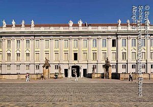 Anbach, Residenz, Hauptfassade, Ansicht von Süd-Osten auf die gesamte Front