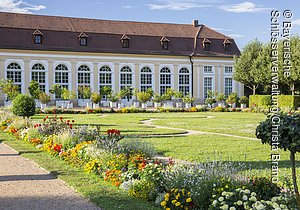 Ansbach, Residenz, Hofgarten, Parterre, Orangerie mit Pflanzkübeln und Blumenrabatten