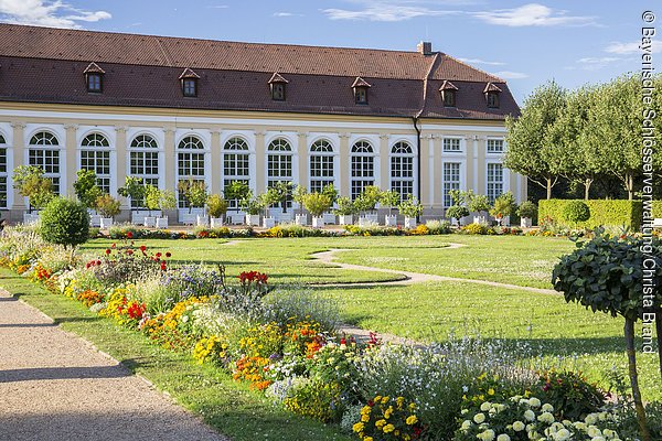 Ansbach, Residenz, Hofgarten, Parterre, Orangerie mit Pflanzkübeln und Blumenrabatten