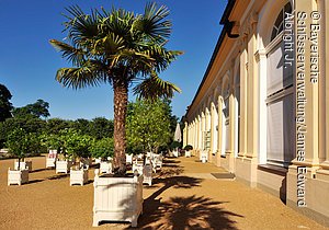 Anbach, Residenz, Blick Richtung Westen auf Pflanzentröge im Hofgarten, Orangerie rechts im Bild